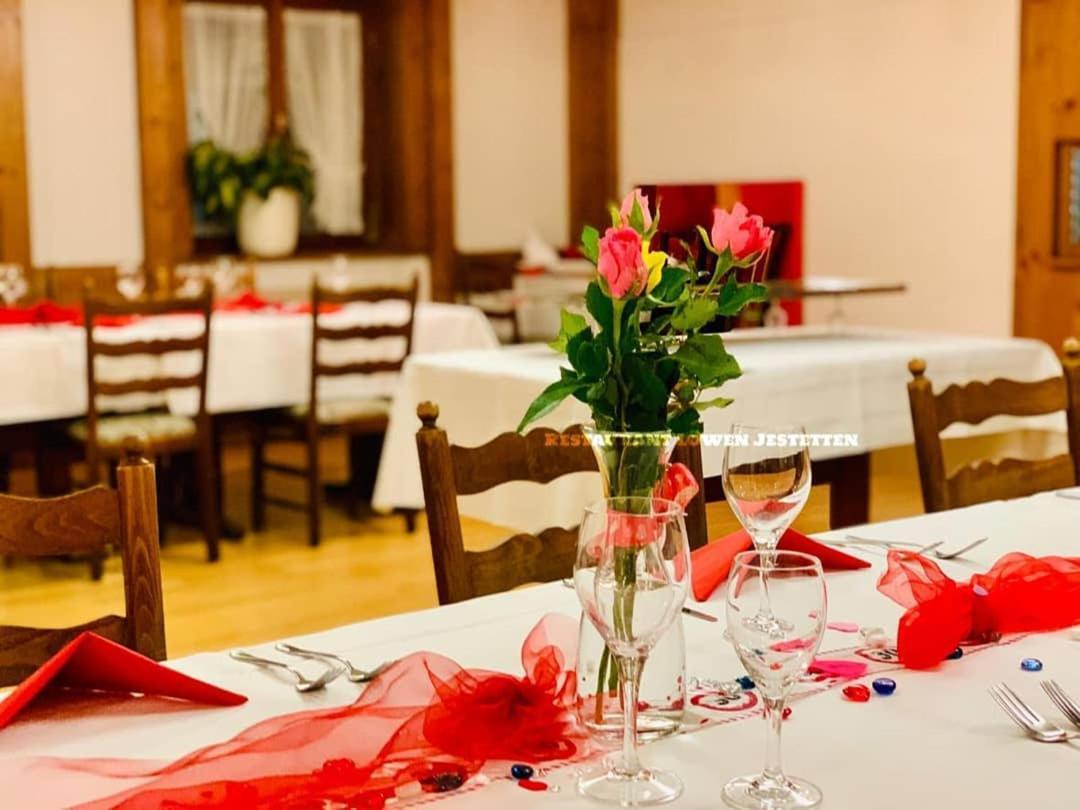 Hotel-Restaurant Zum Loewen 예스테텐 외부 사진