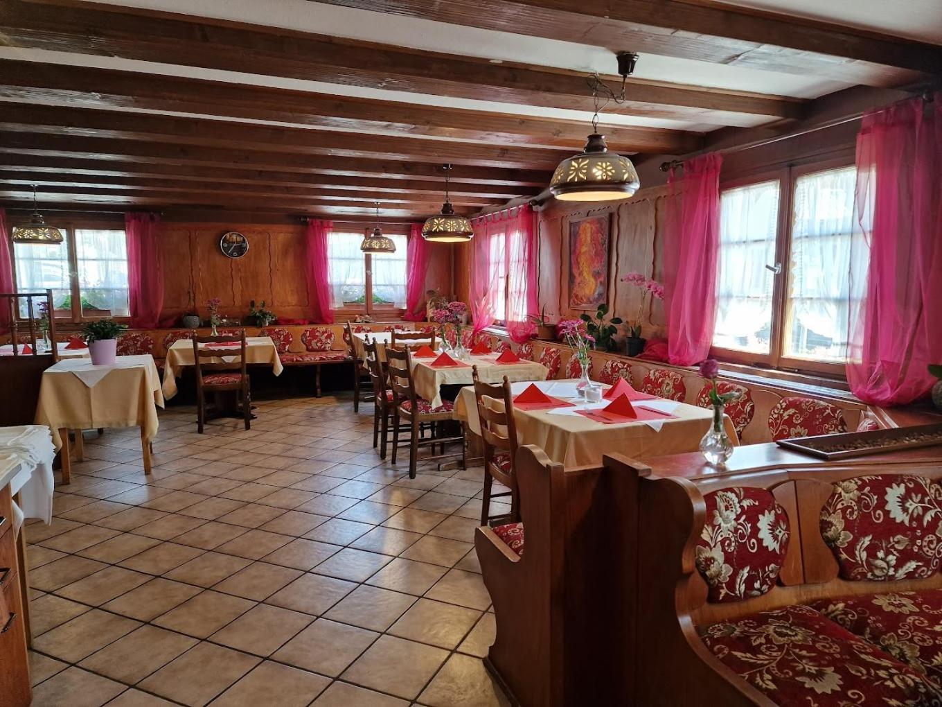 Hotel-Restaurant Zum Loewen 예스테텐 외부 사진